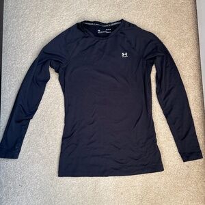 Long sleeve under armor shirt.